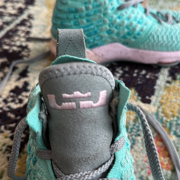 LeBron James youth 6 shoes - Picture 6 of 6